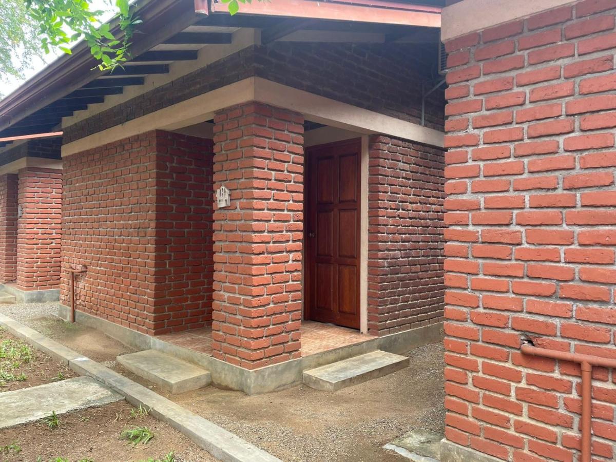 Hotel Lake Park Polonnaruwa Exteriör bild