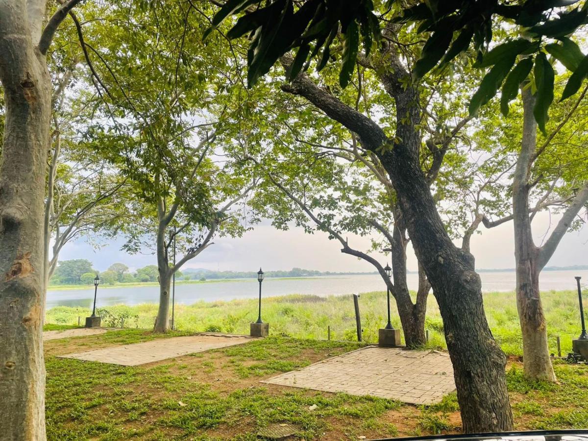 Hotel Lake Park Polonnaruwa Exteriör bild