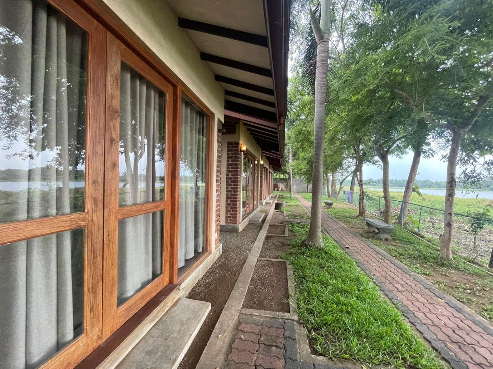 Hotel Lake Park Polonnaruwa Exteriör bild